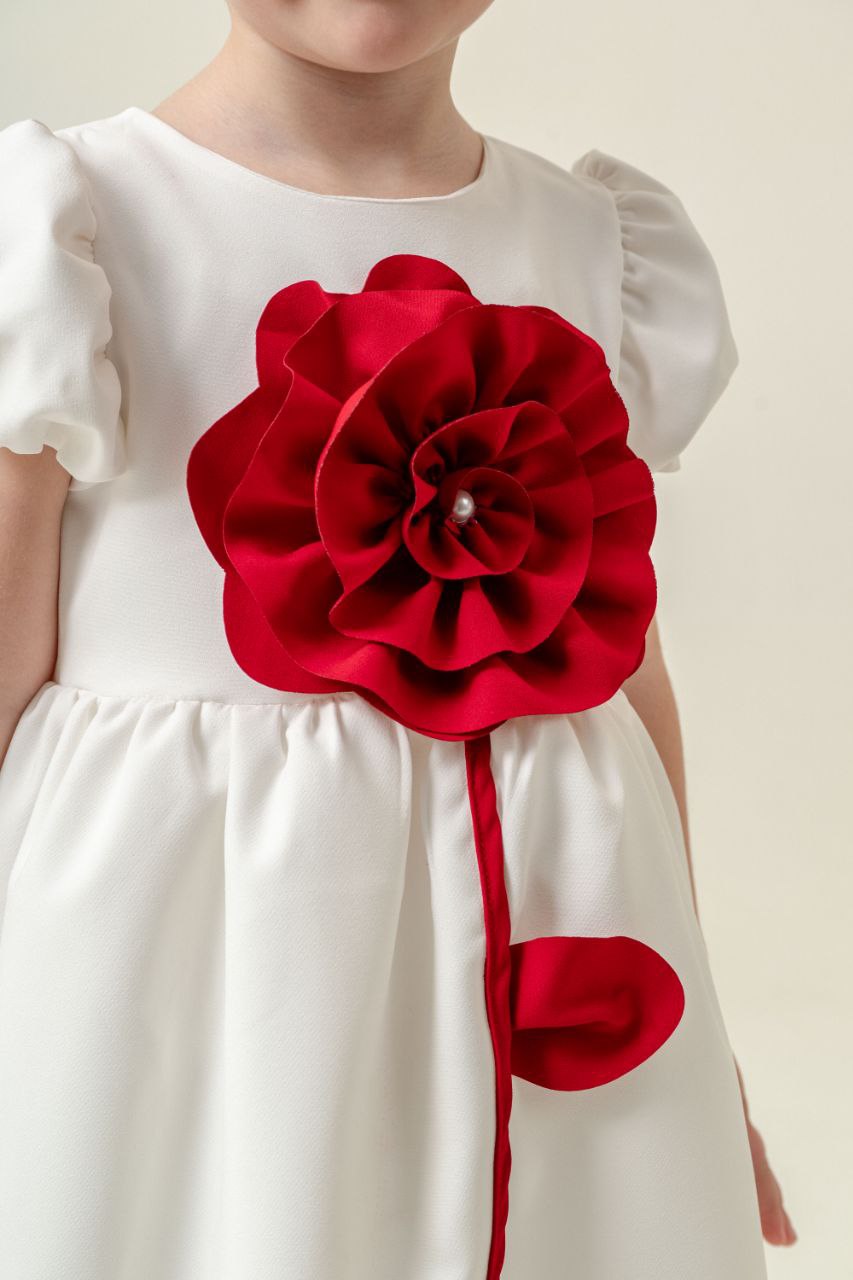 ERAY فستان باللون الأبيض برسمة وردة حمراء من