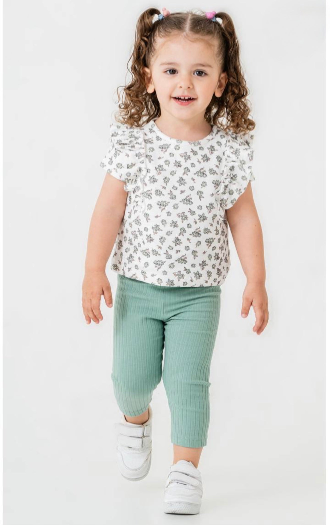 طقم طفلة مكون من قطعتين باللون الأبيض والاخضر من Biem